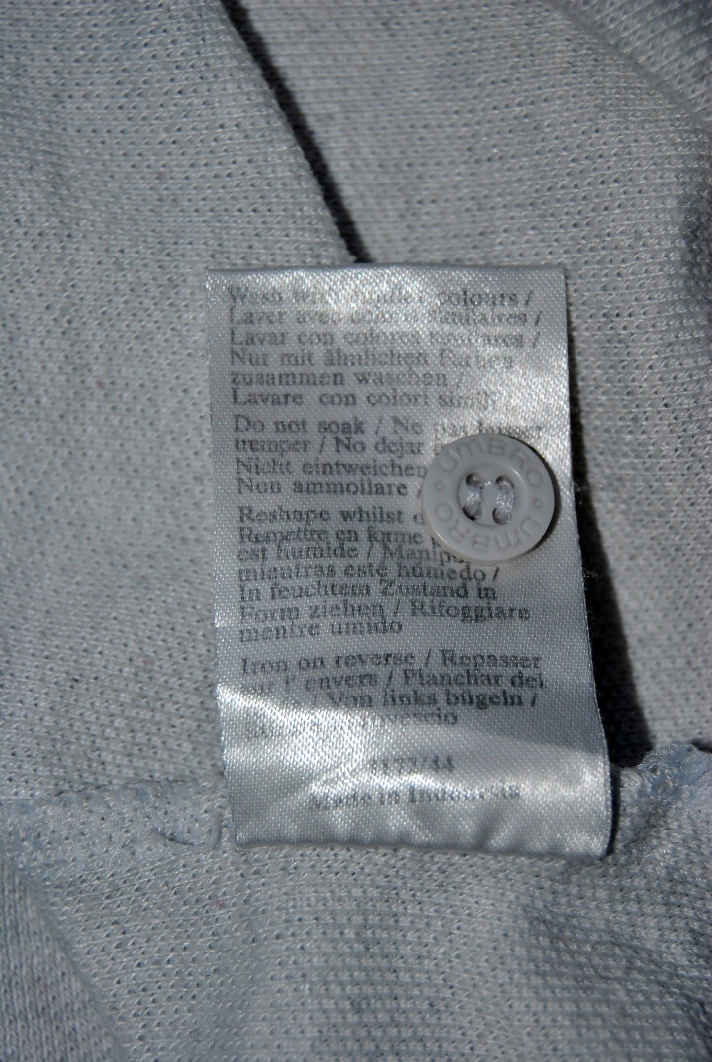 Polo Umbro de color gris con logo bordado Birkdale School. Talla L. Segunda Mano
