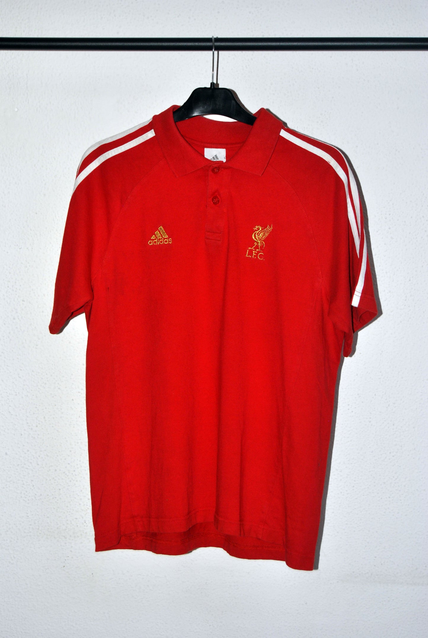 Polo Adidas equipo Liverpool de color rojo . Talla S. Segunda mano