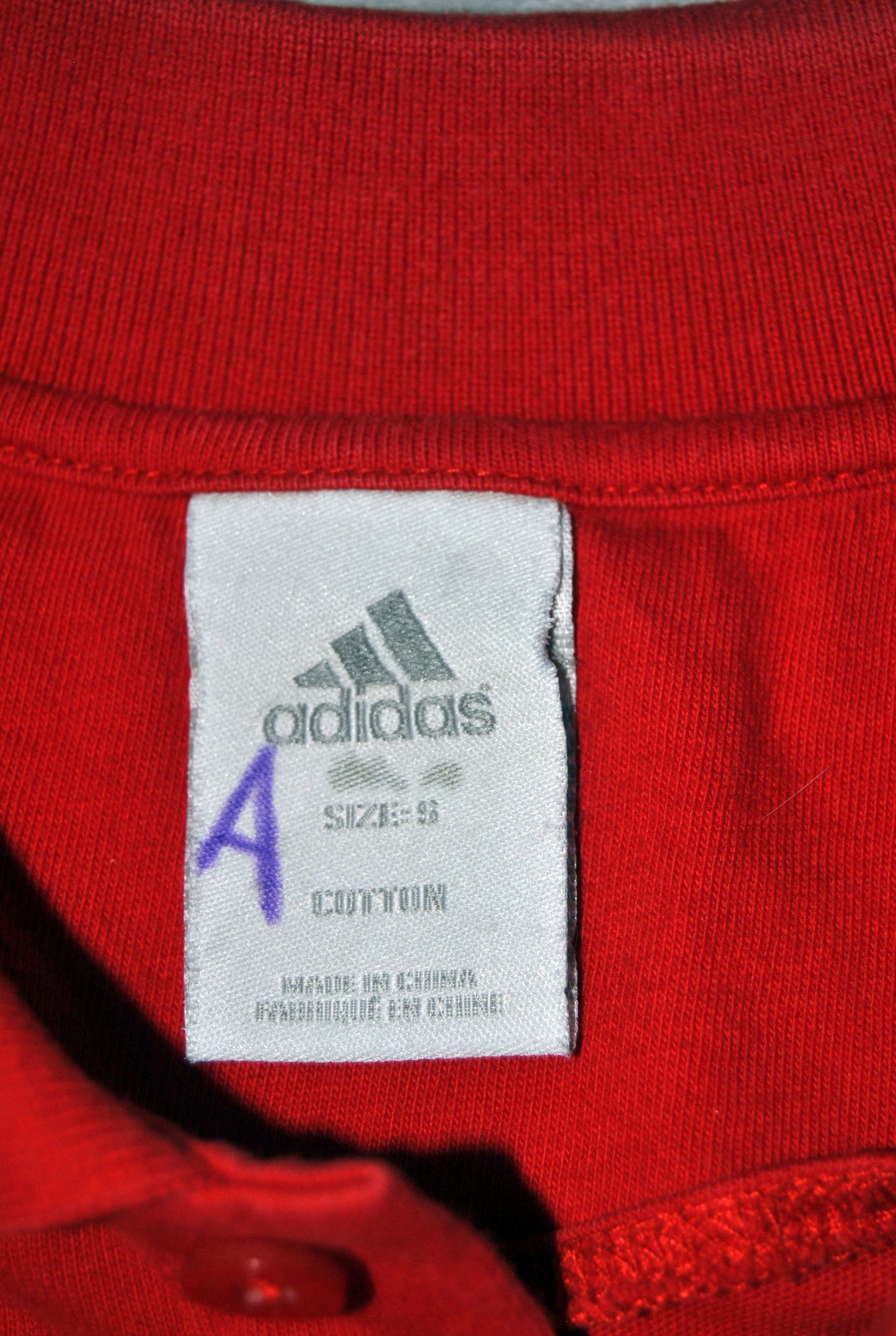 Polo Adidas equipo Liverpool de color rojo . Talla S. Segunda mano