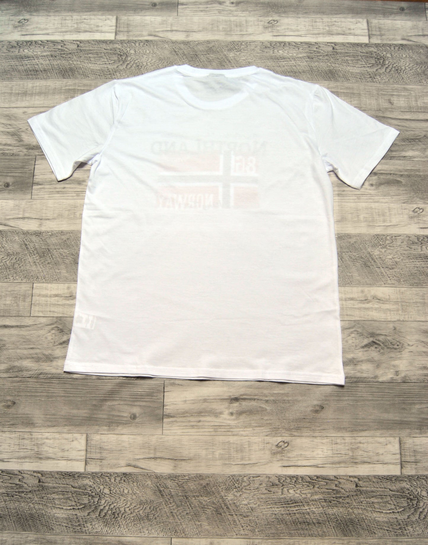 Camiseta Norway de color blanco con estampado. Talla XL.