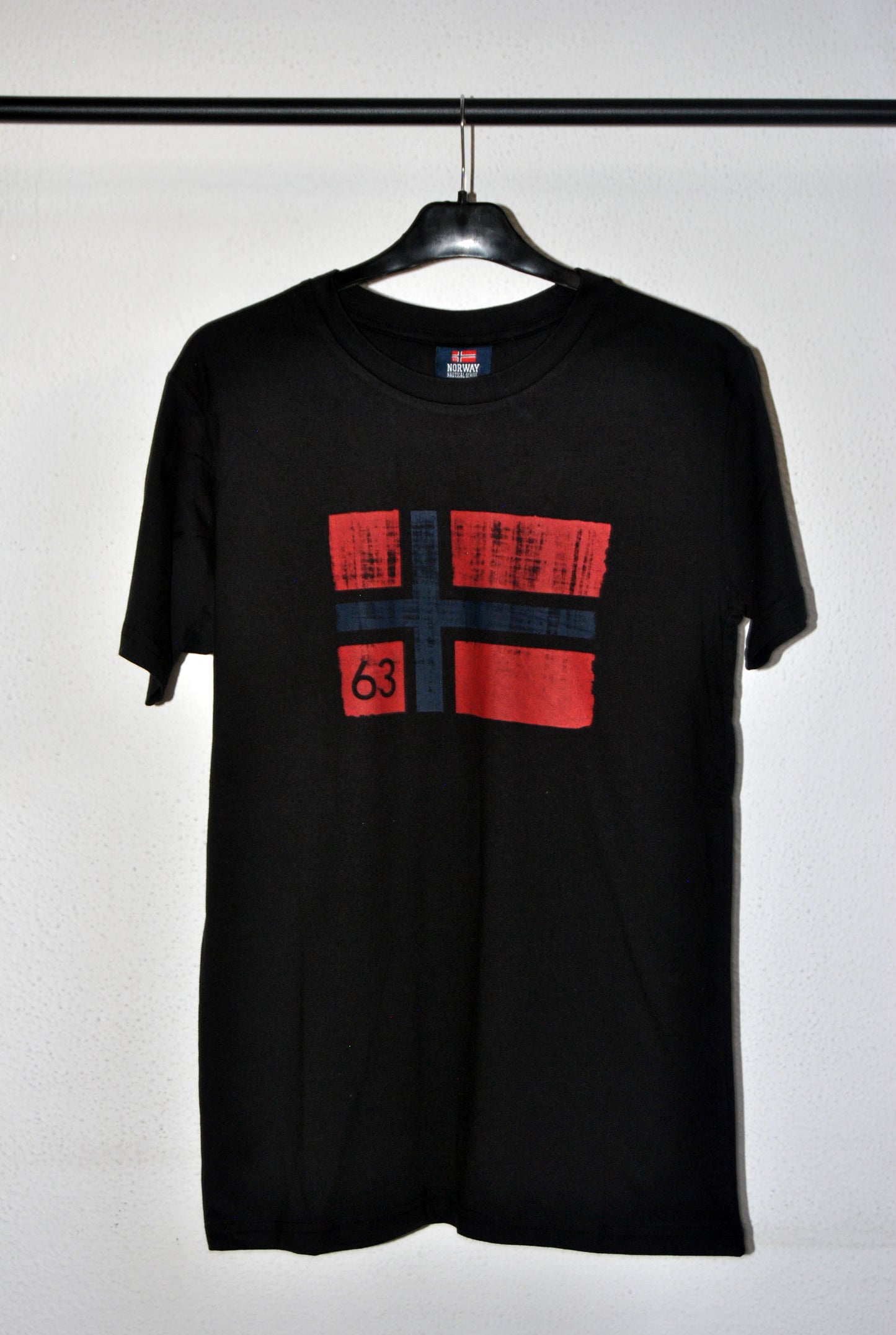 Camiseta Norway de color negro con estampado.