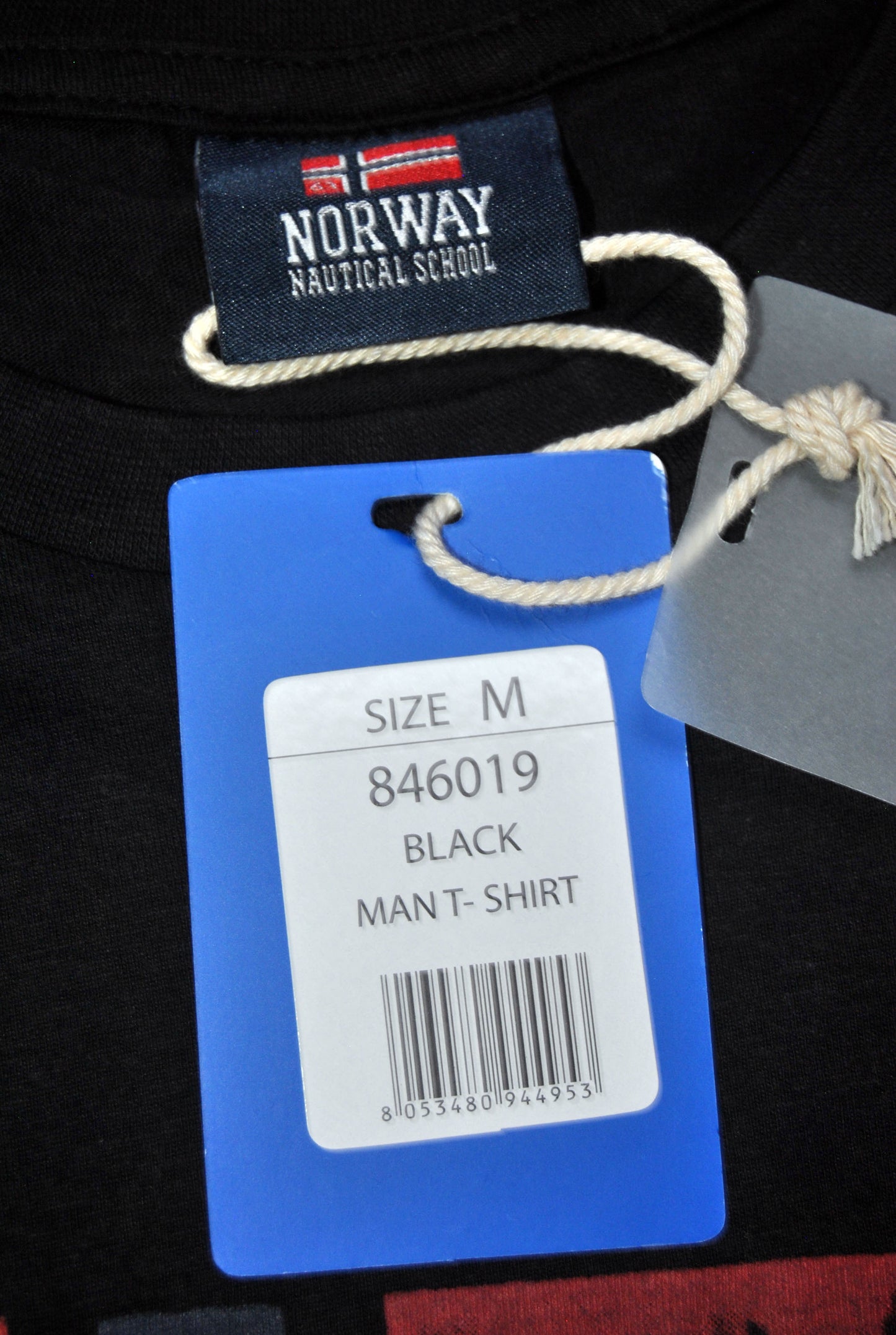 Camiseta Norway de color negro con estampado.