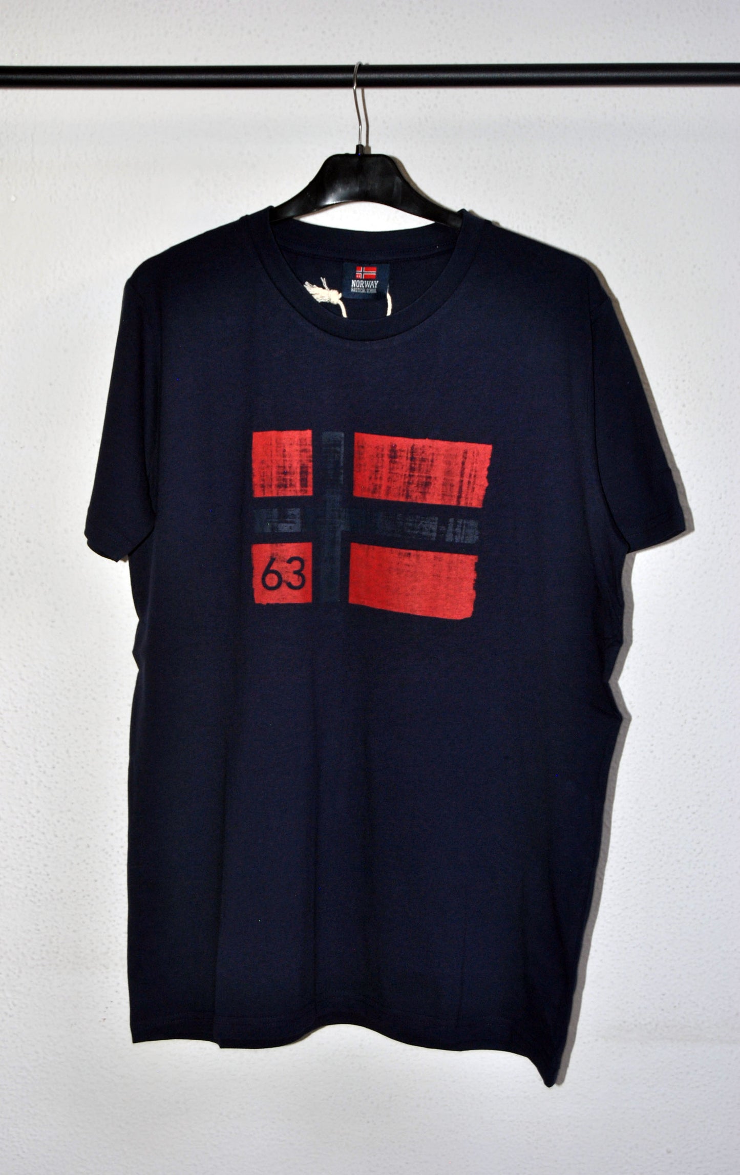 Camiseta Norway de color azul marino con estampado.