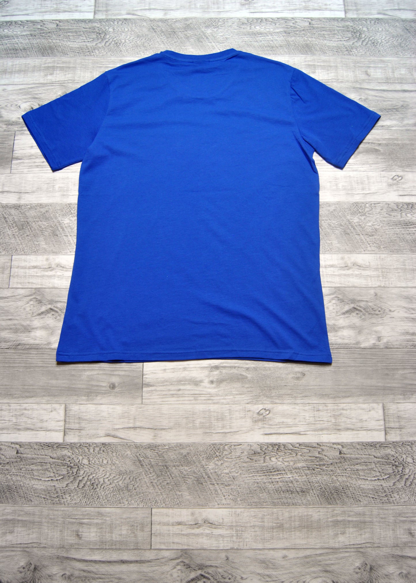 Camiseta Norway de color azul eléctrico con estampado.