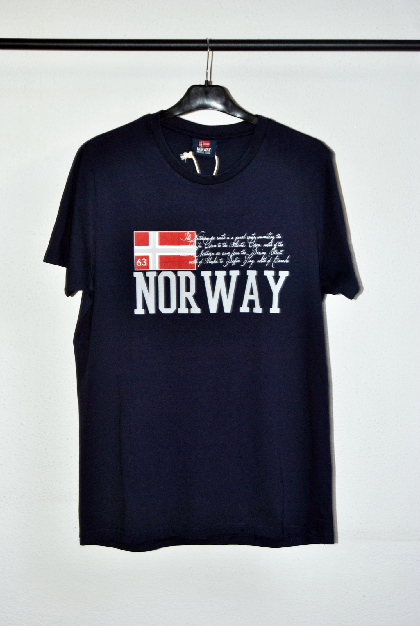 Camiseta Norway de color azul marino con estampado.
