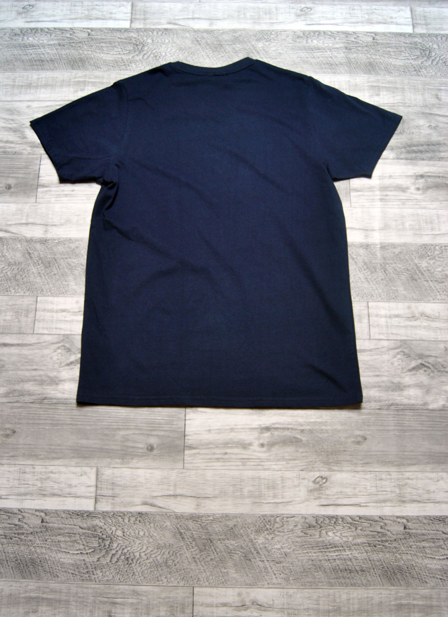 Camiseta Norway de color azul marino con estampado.