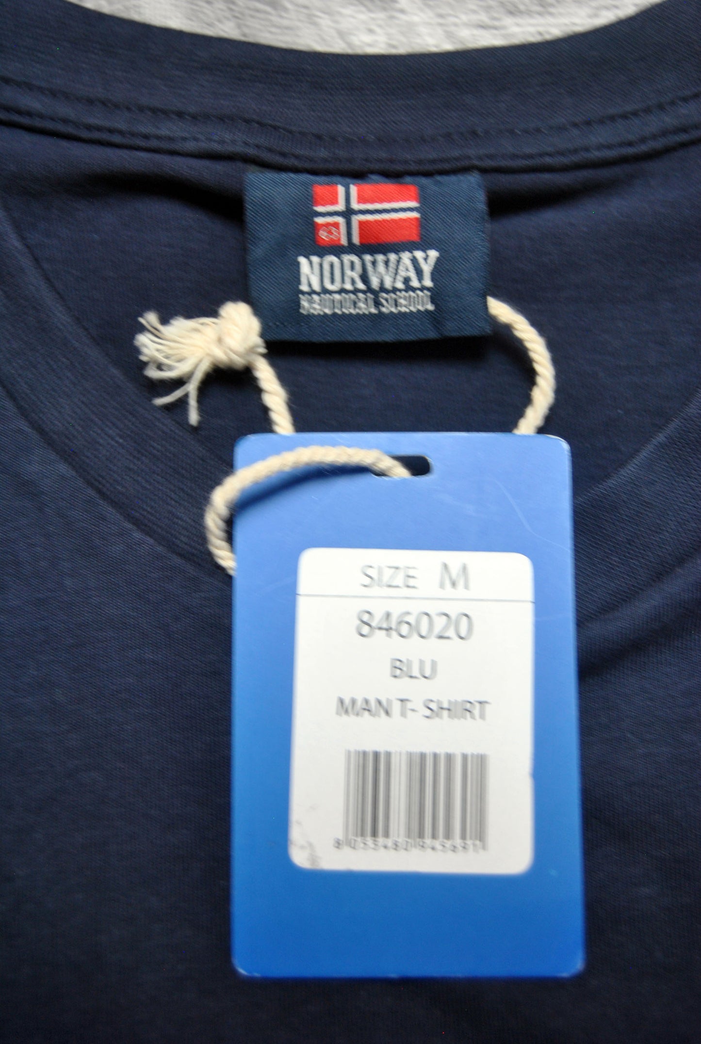 Camiseta Norway de color azul marino con estampado.