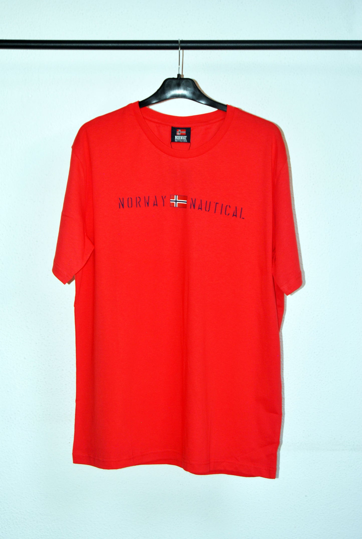 Camiseta Norway de color rojo con estampado. Talla XL