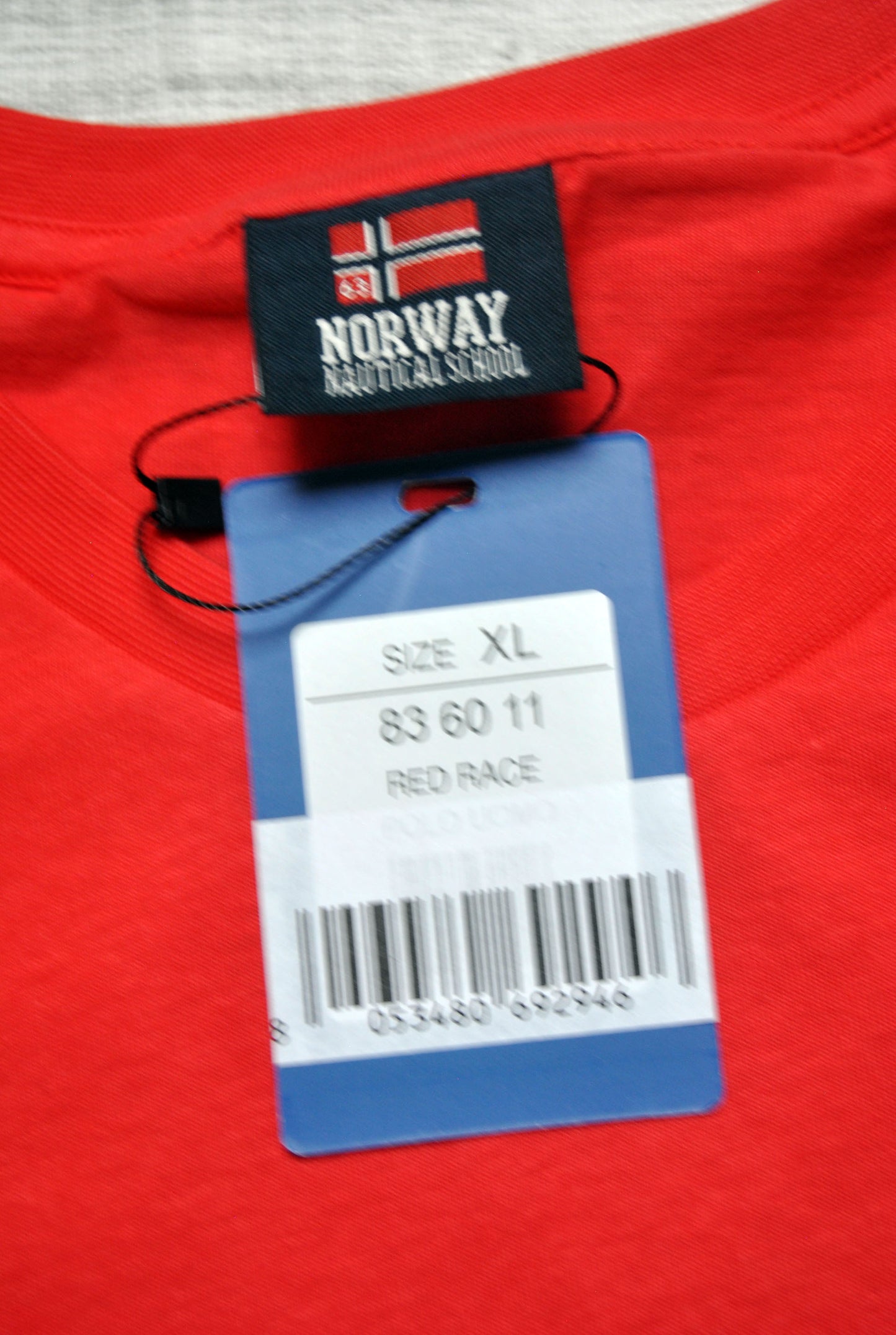 Camiseta Norway de color rojo con estampado. Talla XL