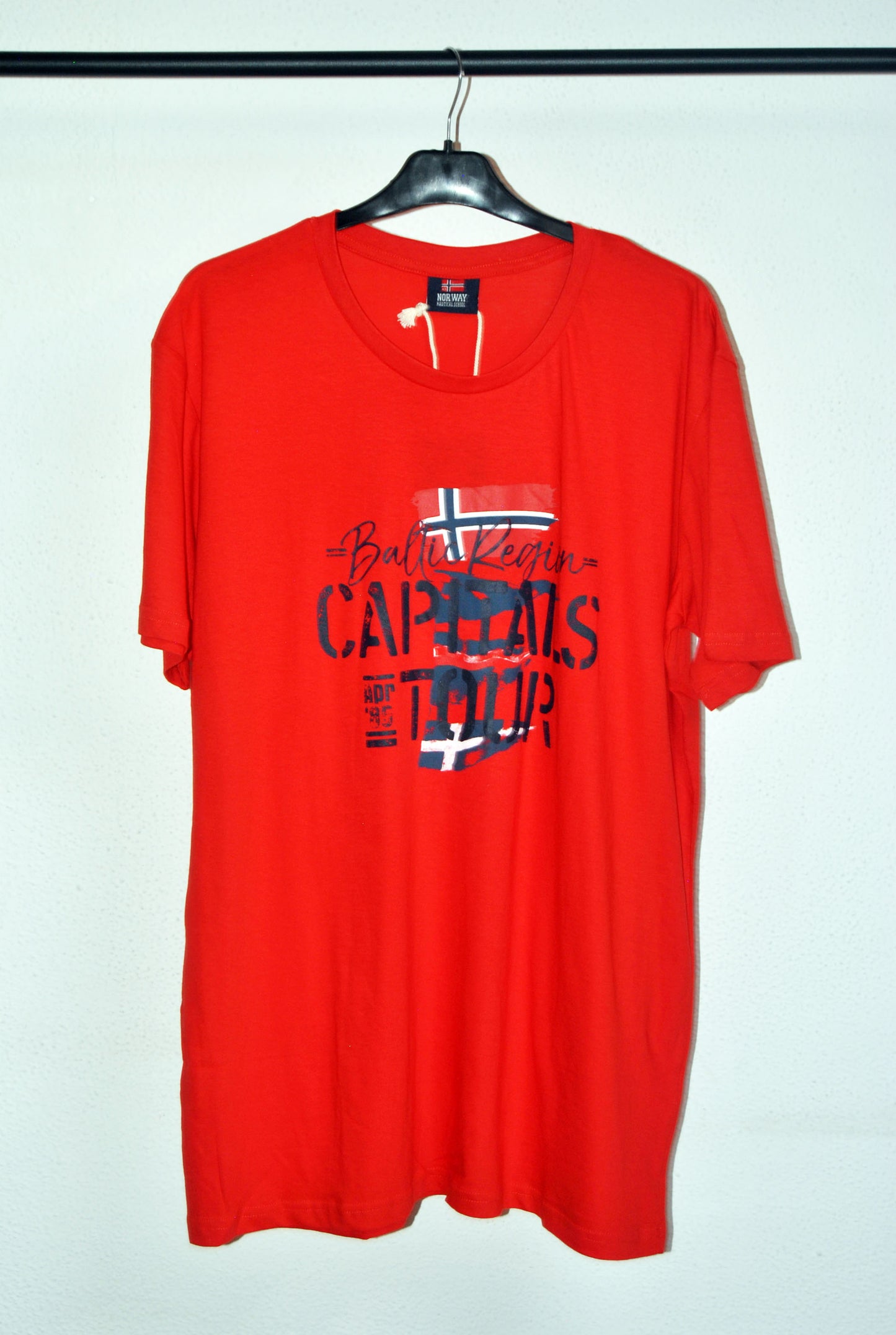 Camiseta Norway de color rojo con estampado..