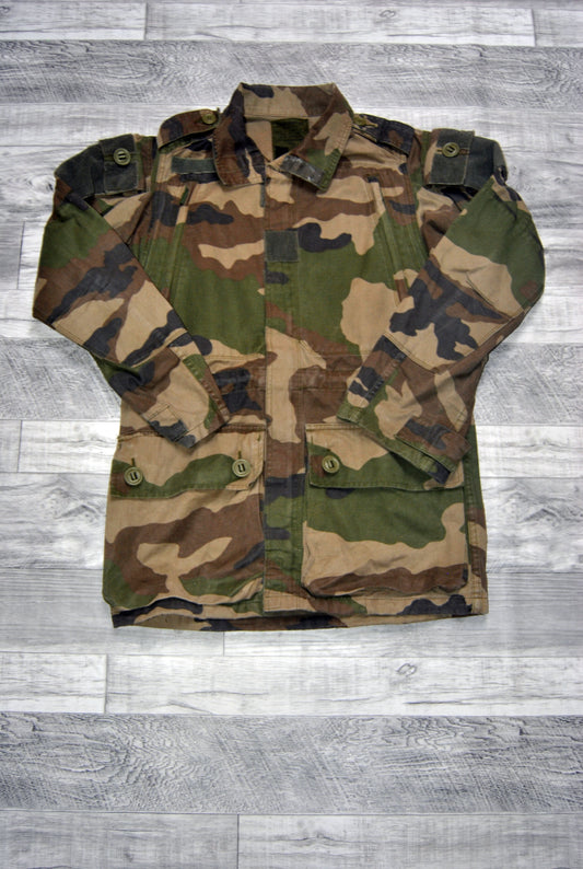 Chaqueta militar Leo Menor de color verde militar. Talla L. Segunda Mano