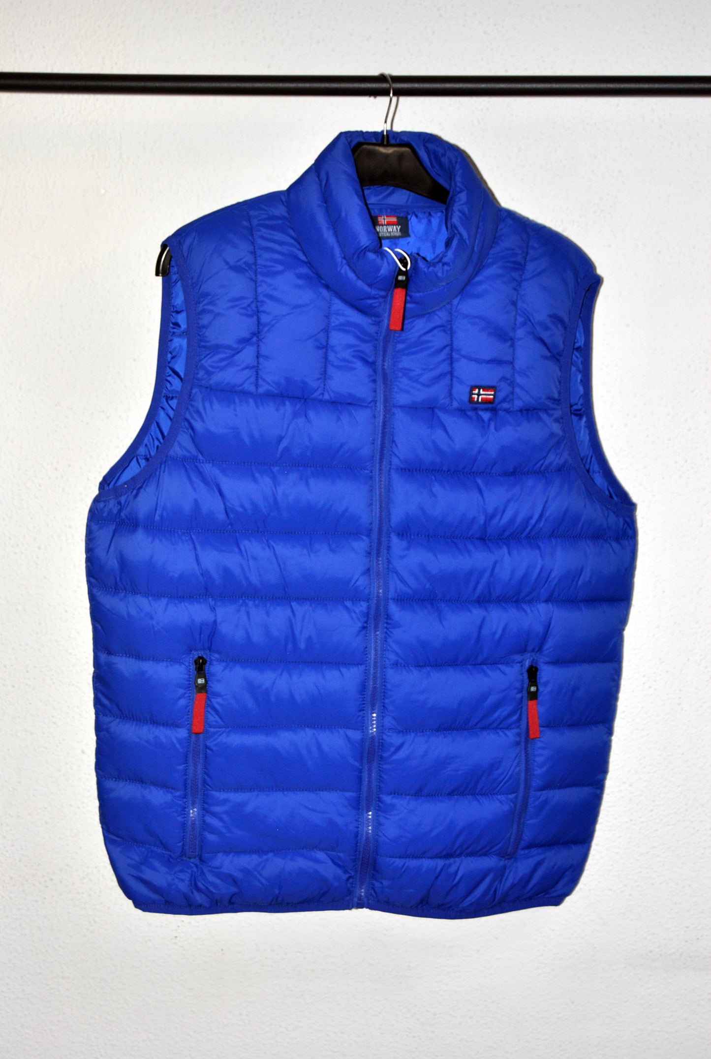 Chaleco Norway color azul eléctrico con 2 bolsillos. Talla M.